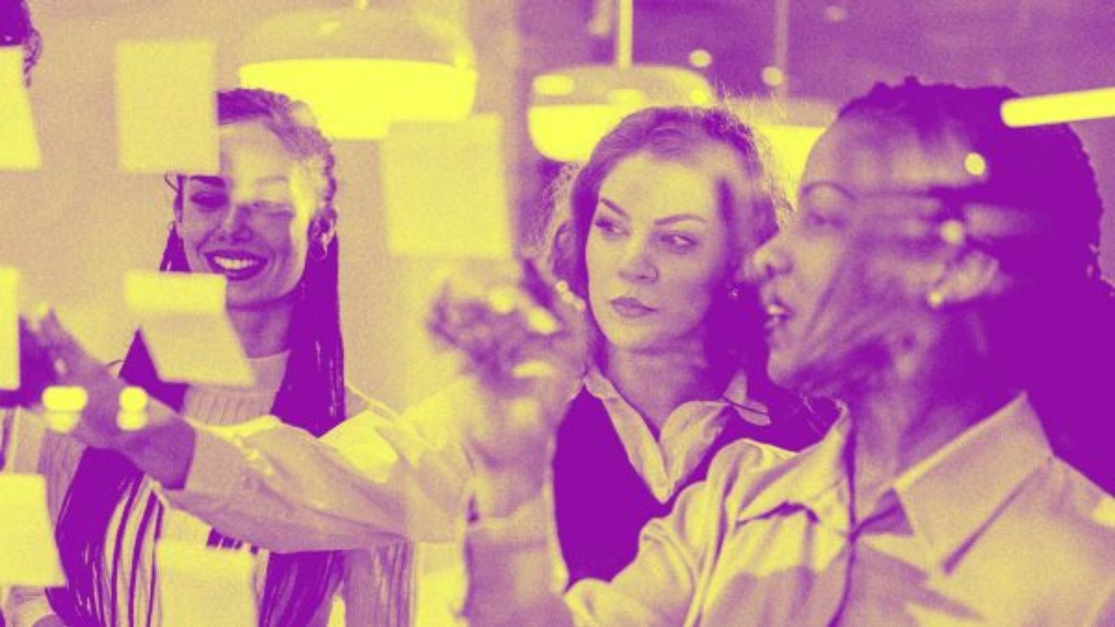 Assistir a essas histórias ajuda a identificar competências que fazem diferença no ambiente de trabalho. Crédito: zamrznutitonovi/ Getty Images