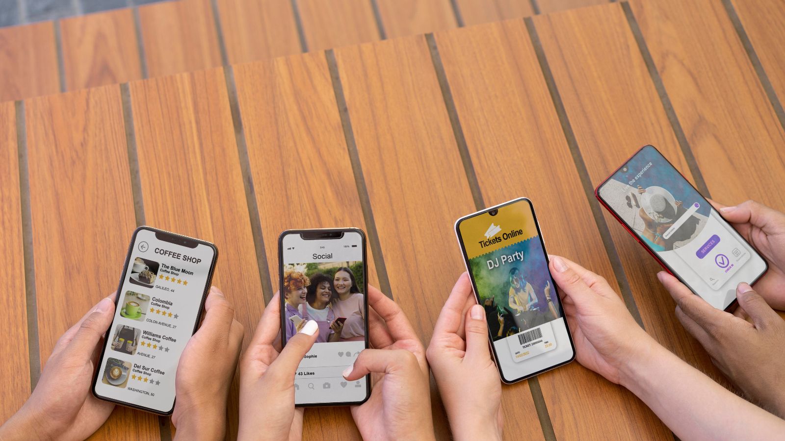 Grupo de amigos usando o celular