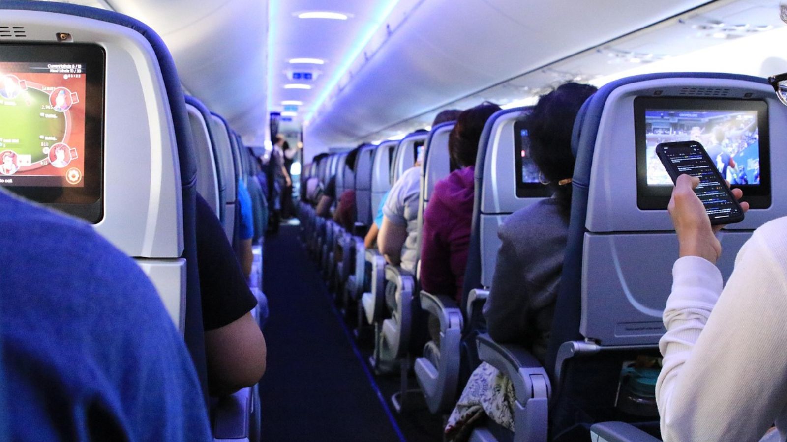 Pessoas sentadas no avião