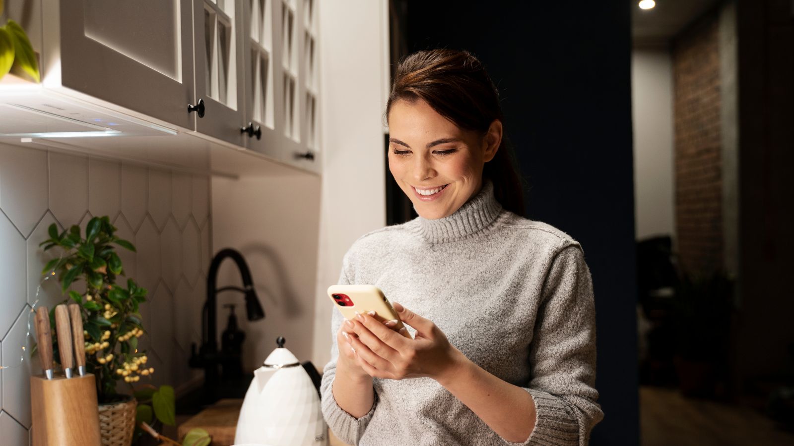 Mulher mexendo no celular em casa