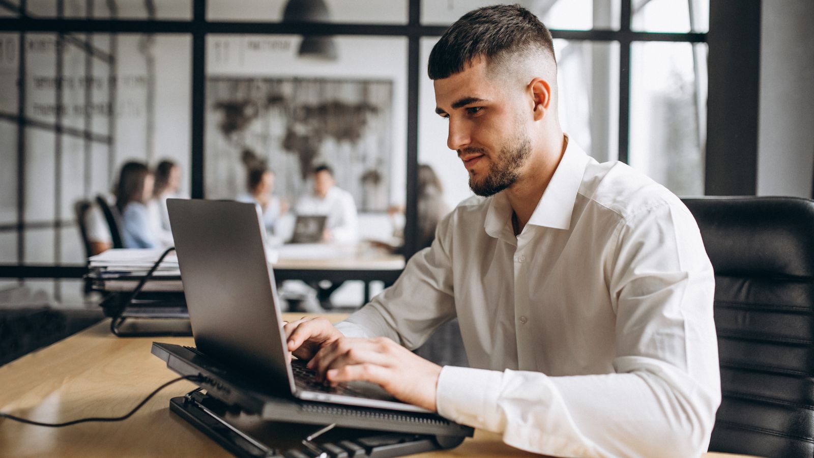 Homem mexendo em notebook