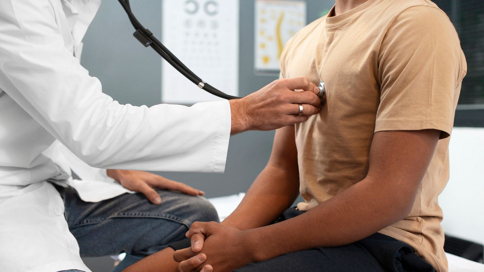 Médico usando estetoscópio em paciente