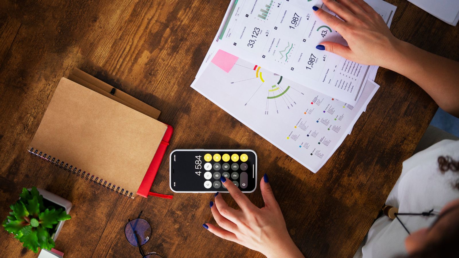 Pessoa calculando finanças