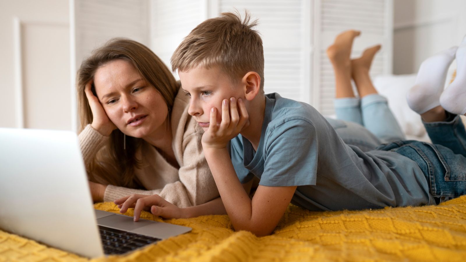 Mãe e filho mexendo em computador
