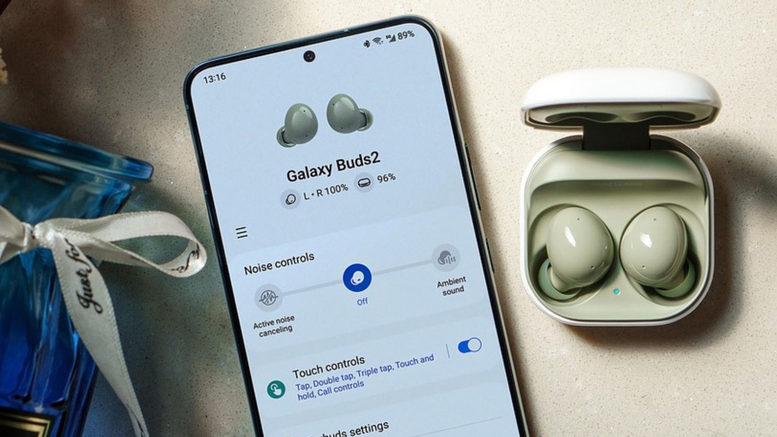 Smartphone da Samsung e fone em cima de mesa
