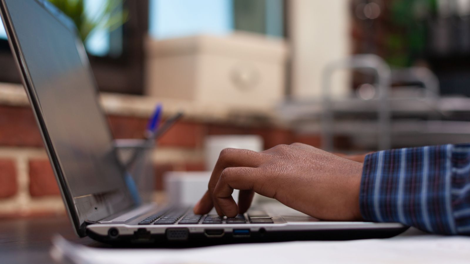 Pessoa mandando e-mail pelo notebook