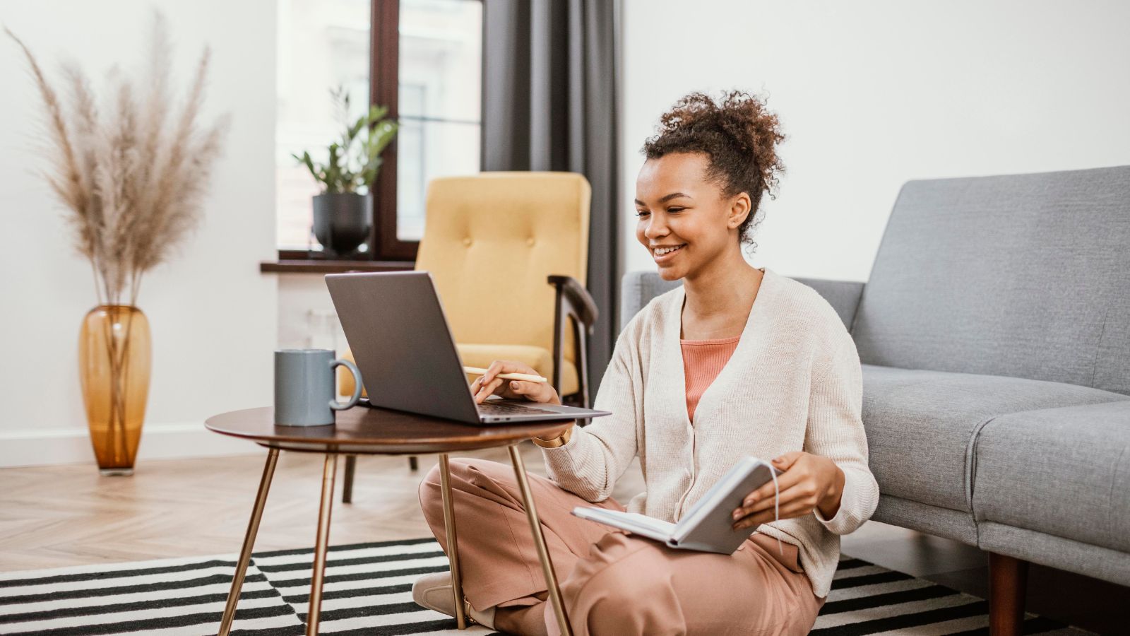 Mulher trabalhando home office