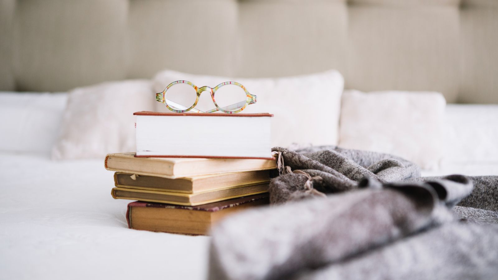 Pilha de livros na cama