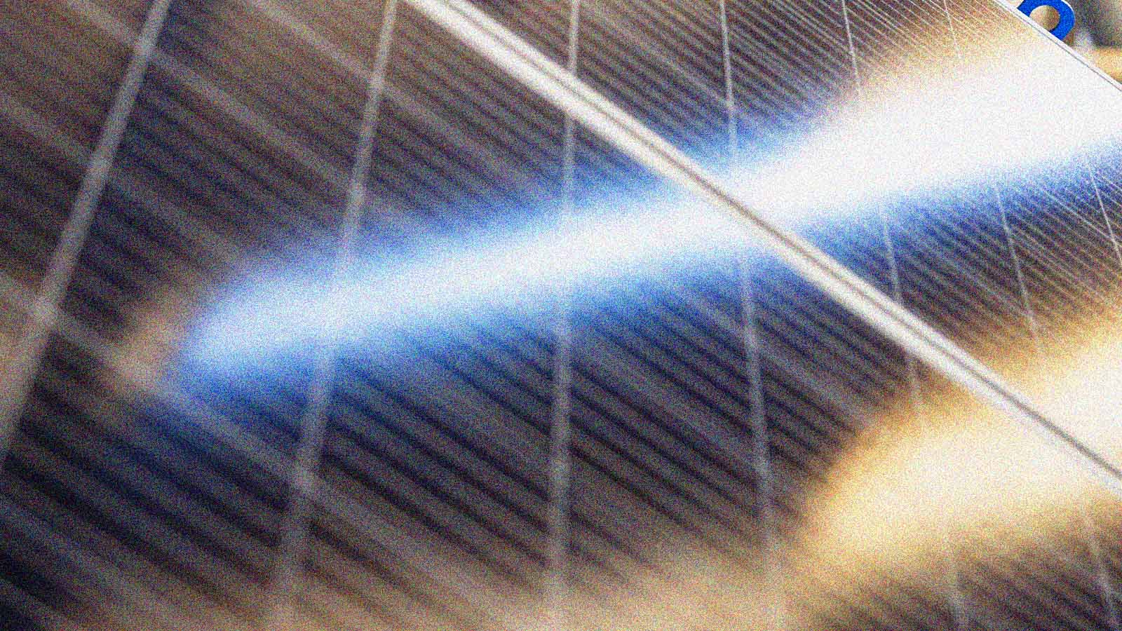 painéis solares com luz artificial