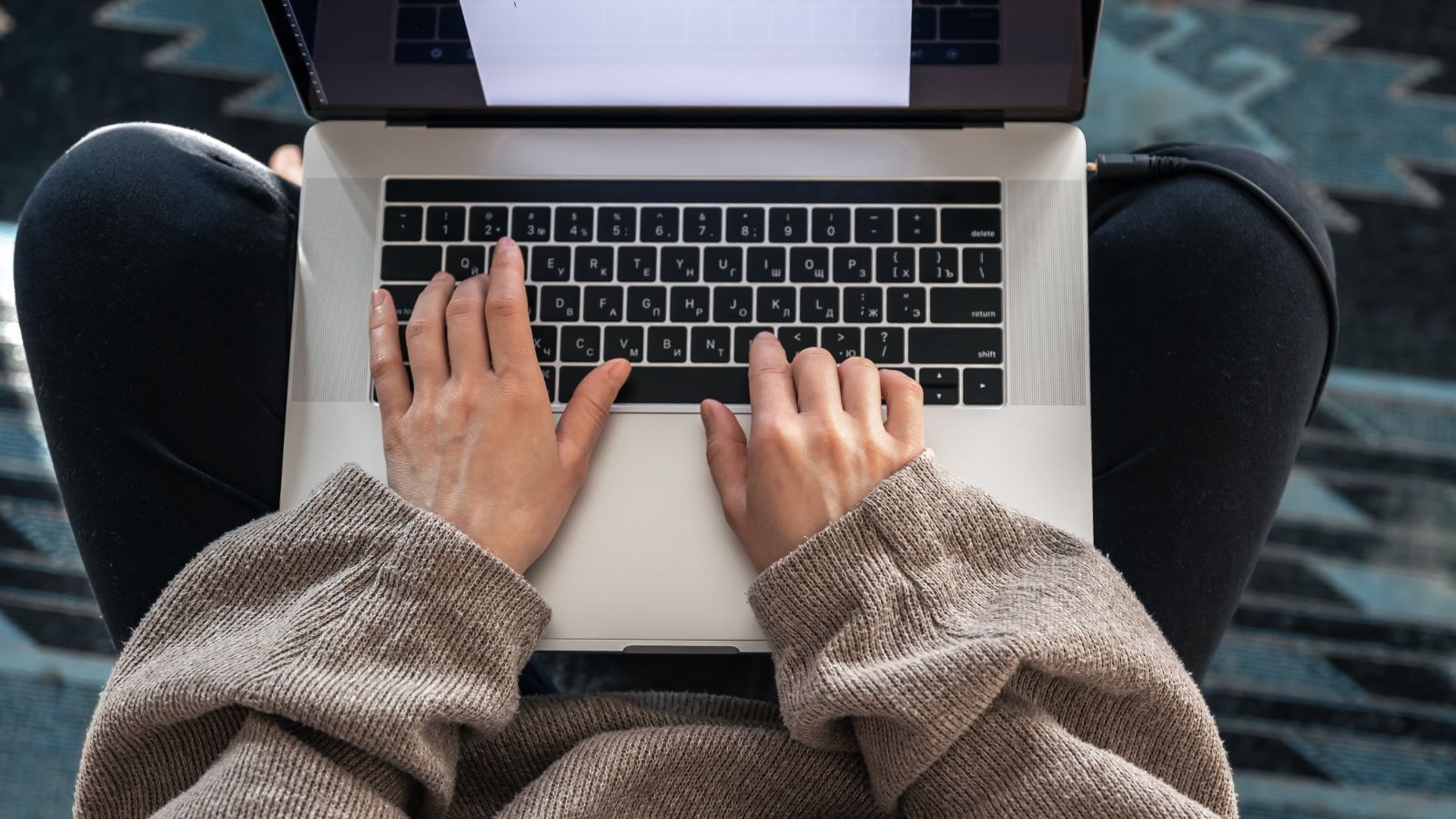 Pessoa digitando em notebook